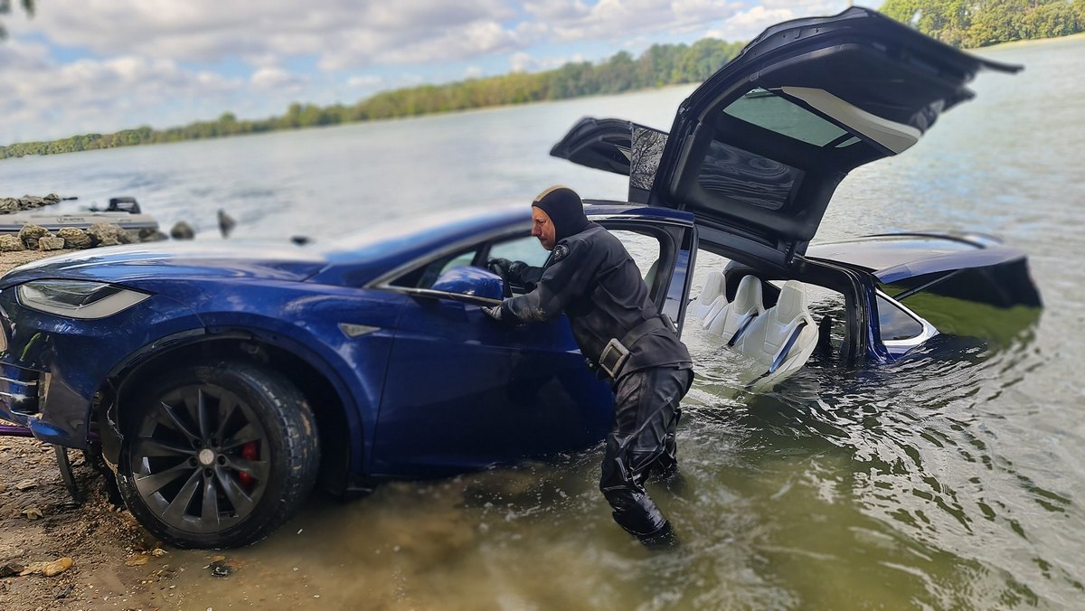 Man in Hungary retrieves Tesla from Danube River and sells it within 24 hours