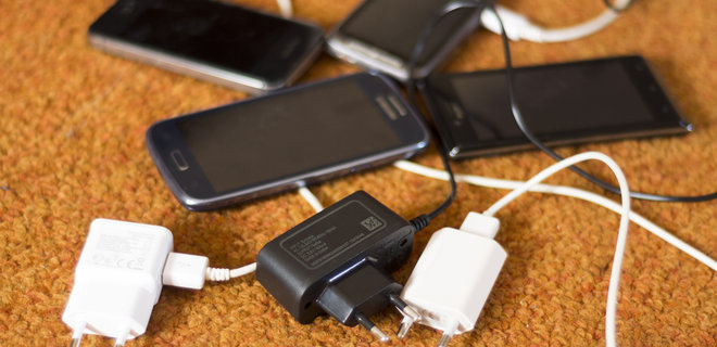 Почему ноунейм USB-зарядки могут убить: показываем на их внутренностях - Фото