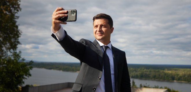 Зеленский пообещал бесплатные смартфоны украинцам старше 60 лет. Собрали мемы - Фото