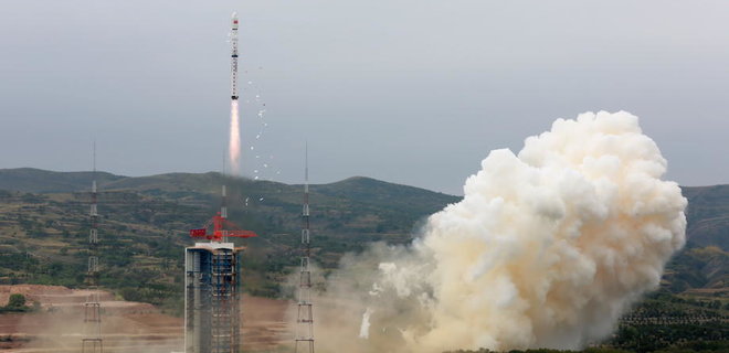 Китай вывел на орбиту военный спутник связи - Фото