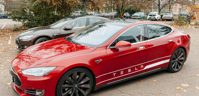Tesla отзывает более 300 000 электромобилей из-за проблемы с фарами - Фото