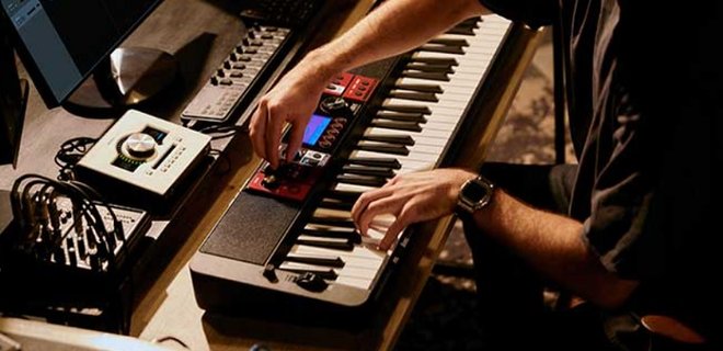 Новый синтезатор Casio может петь текст, набранный на смартфоне - Фото