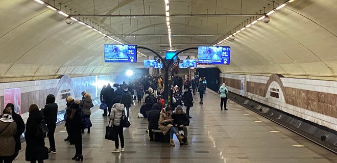 На 19 станциях киевского метро обустроили USB-зарядки для смартфонов - Фото