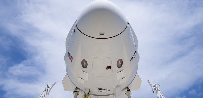 Crew Dragon SpaceX з приватним екіпажем повертається на Землю з МКС - Фото