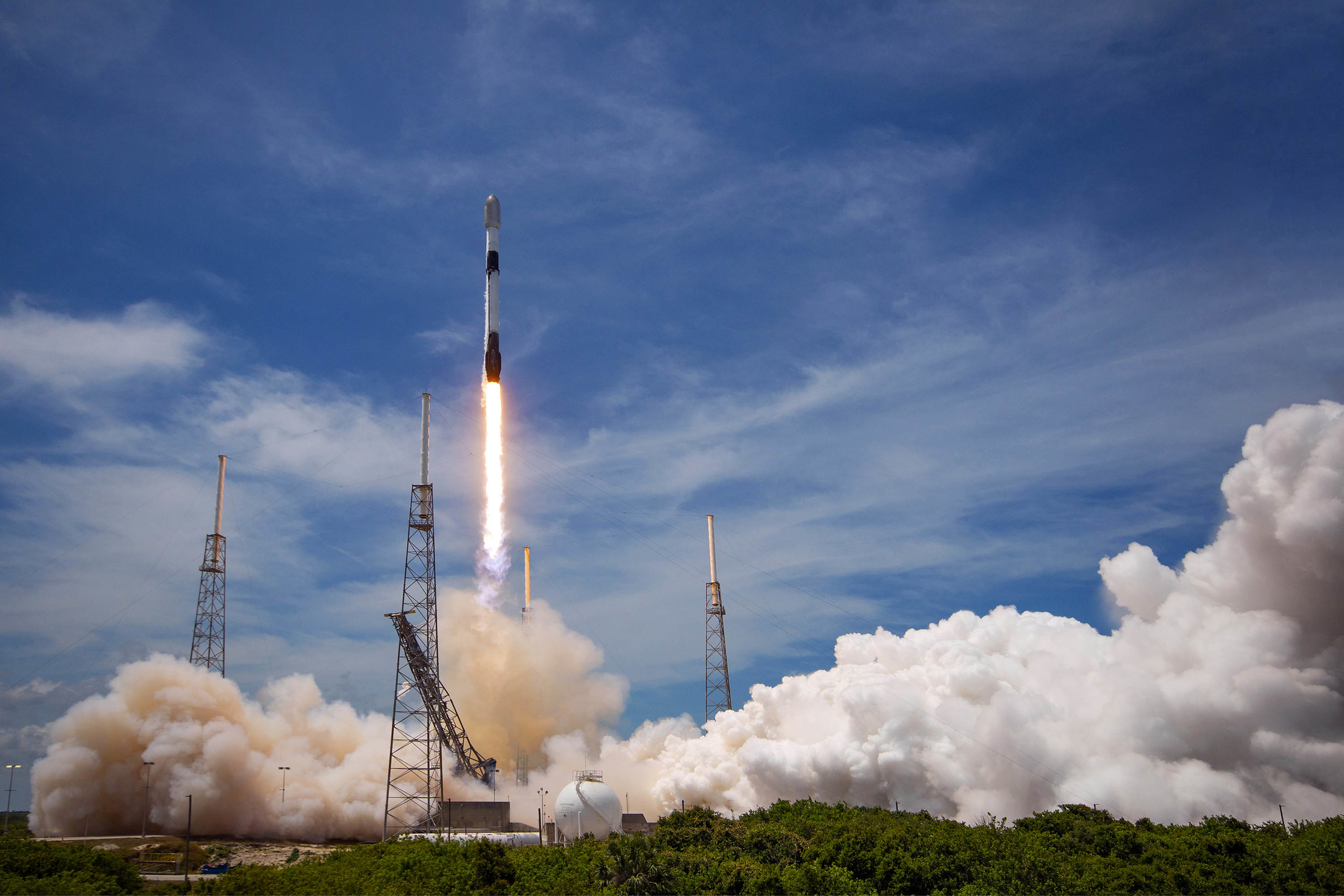 SpaceX запустила 59 небольших спутников и вернула ракету на Землю – фоторепортаж