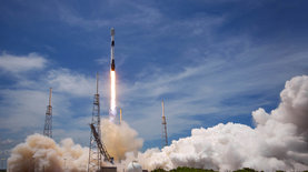 SpaceX запустила 59 небольших спутников и вернула ракету на Землю – фоторепортаж