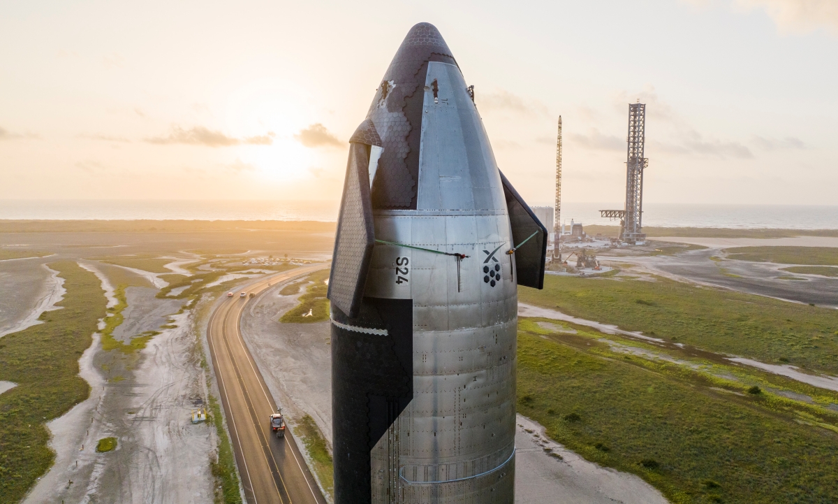 SpaceX показала космический корабль Starship перед тестовым полетом – фото
