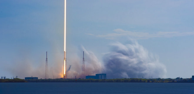 SpaceX запустила 46 спутников Starlink и успешно посадила ракету в море - Фото