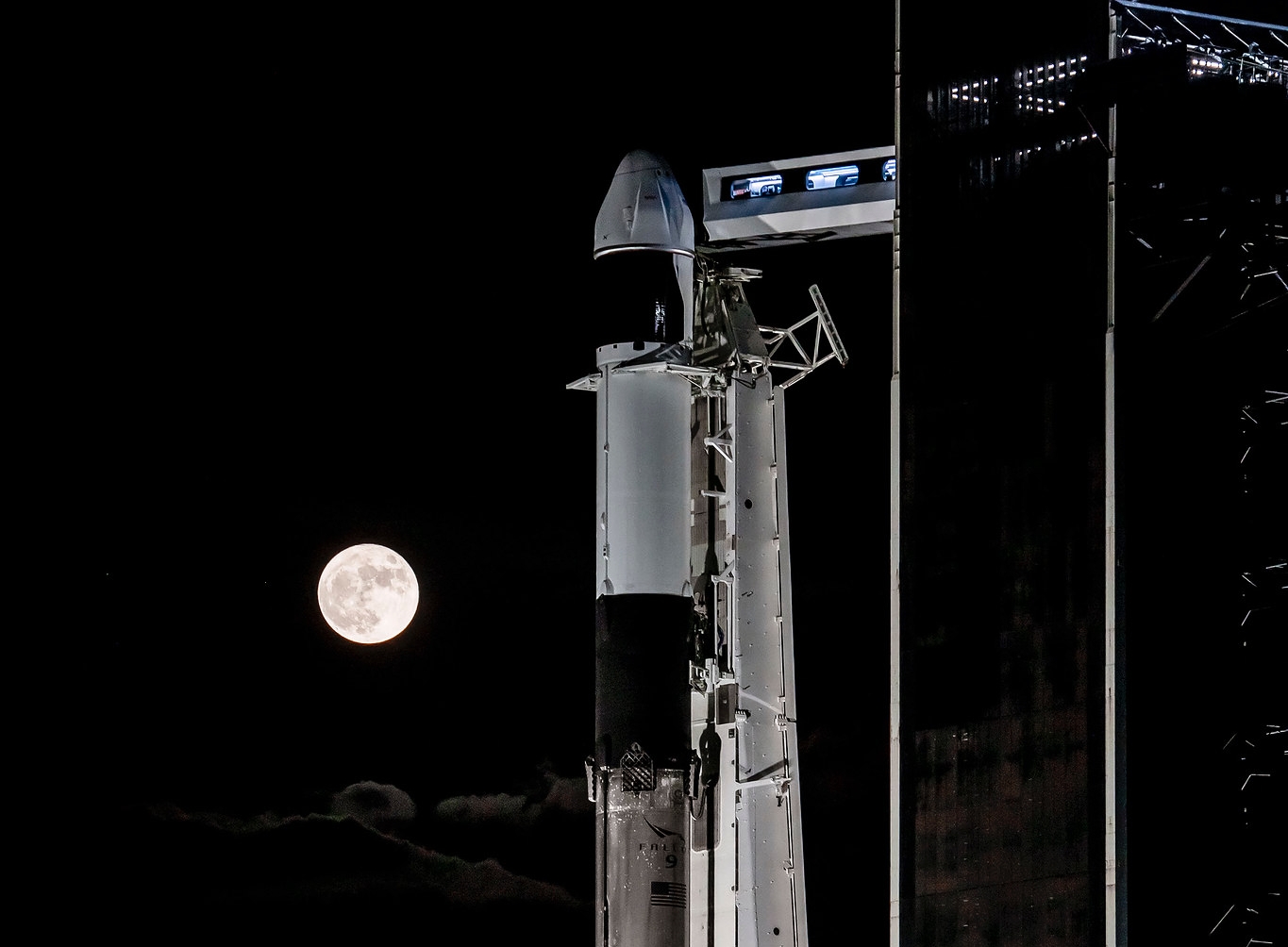 SpaceX показала фото запуска грузовой миссии корабля Dragon к МКС