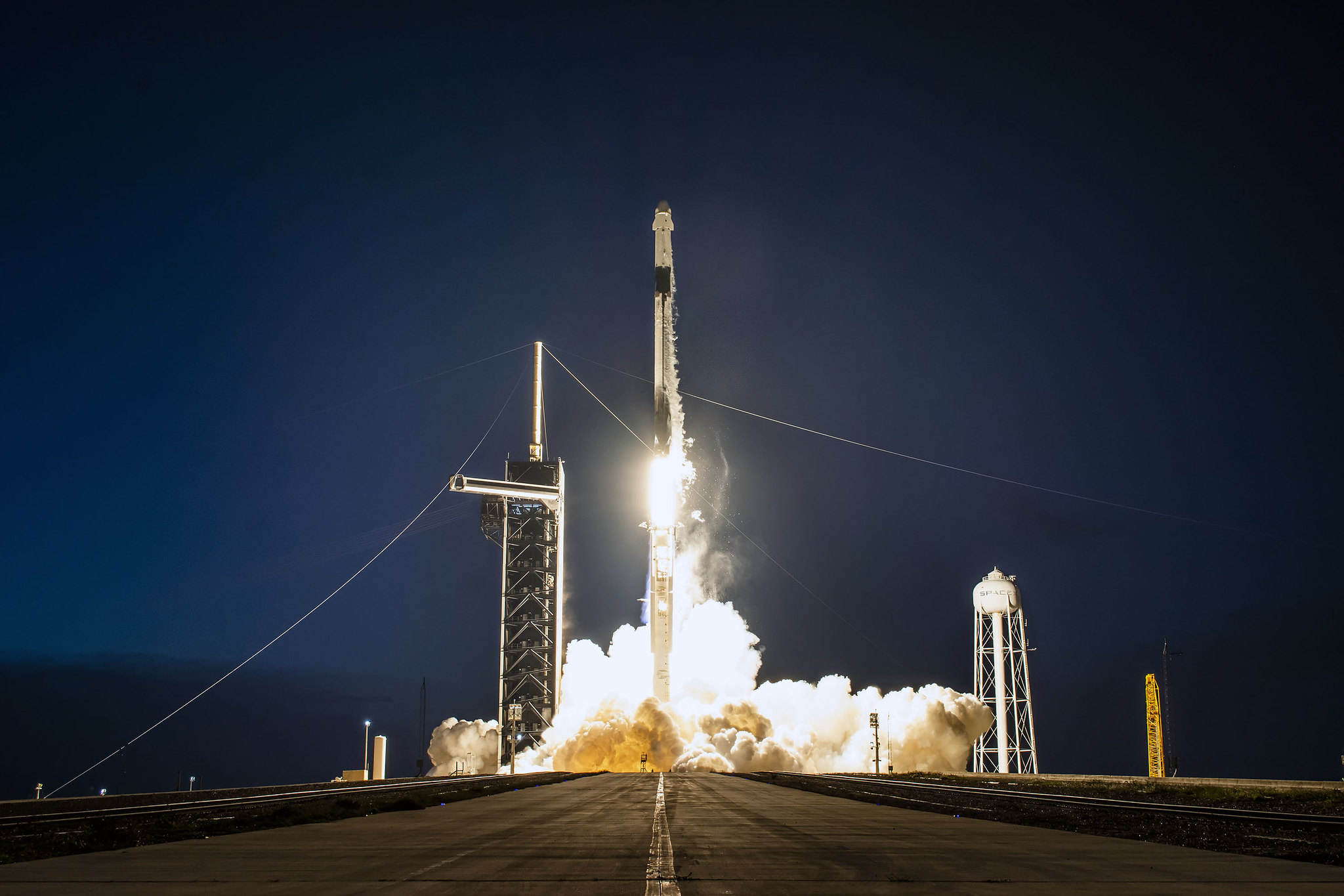 SpaceX показала фото запуску вантажної місії корабля Dragon до МКС