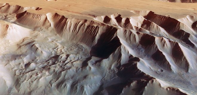 Опубліковано нові фото найбільшого каньйону Марса – долин Марінера - Фото