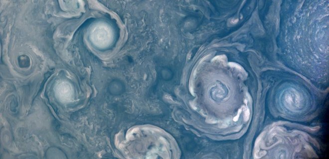 NASA опубликовало фото гигантских штормов на северном полюсе Юпитера, снятые зондом Juno - Фото