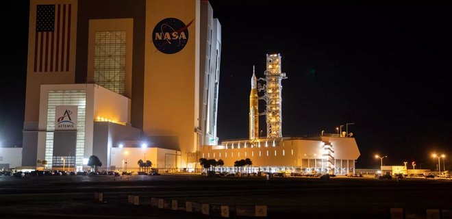 NASA готує до старту місячну ракету SLS у листопаді - Фото