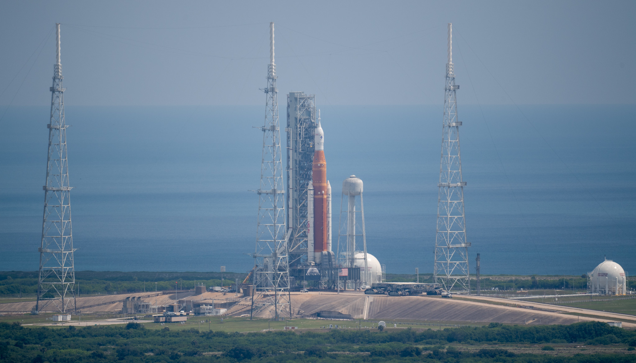 Лунная ракета Space Launch System готовится к старту – фото с космодрома Кеннеди