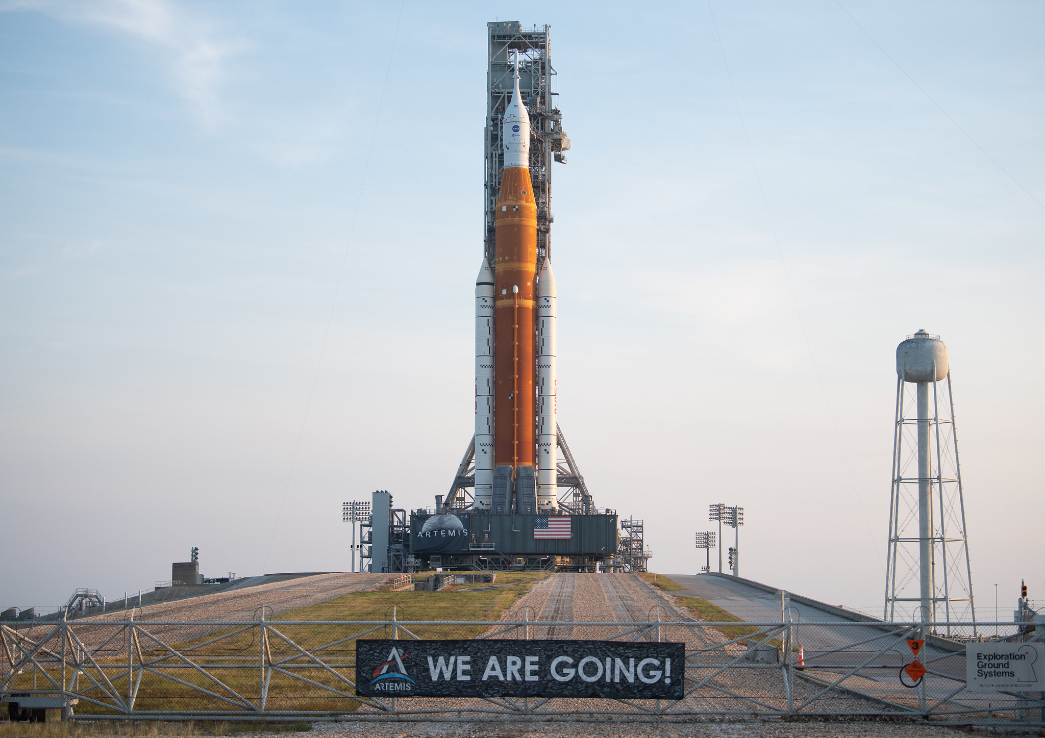 Місячна ракета Space Launch System готується до старту – фото з космодрому Кеннеді