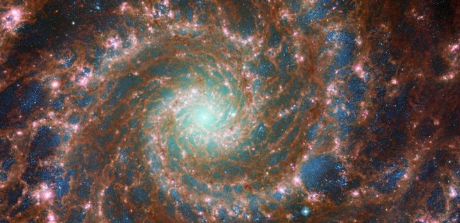 Астрономы объединили фото галактики Фантом с телескопов 