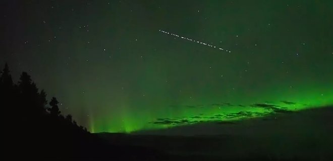 На Аляске сфотографировали спутники Starlink вместе с полярным сиянием в небе - Фото