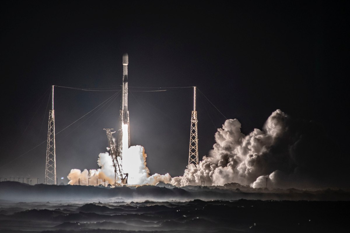 SpaceX запустила 54 спутника Starlink с опозданием из-за погоды – фото