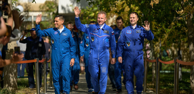 Война не мешает – NASA показало фото своего астронавта вместе с россиянами на Байконуре - Фото