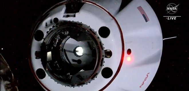 Корабель SpaceX з росіянкою на борту успішно пристикувався до МКС - Фото