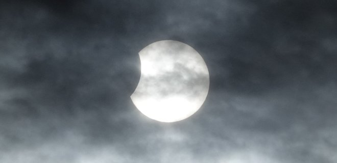 Жителі північної півкулі спостерігали часткове затемнення Сонця – фото - Фото