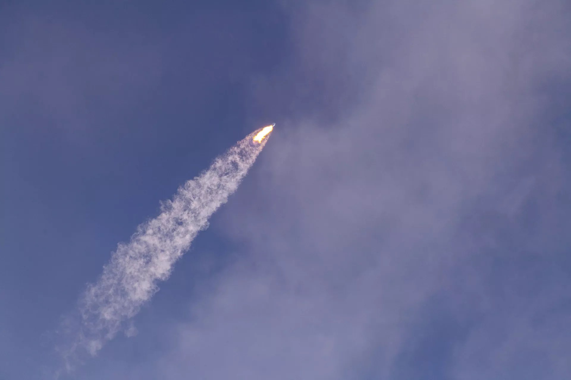 SpaceX показала фото со старта мощной ракеты Falcon Heavy