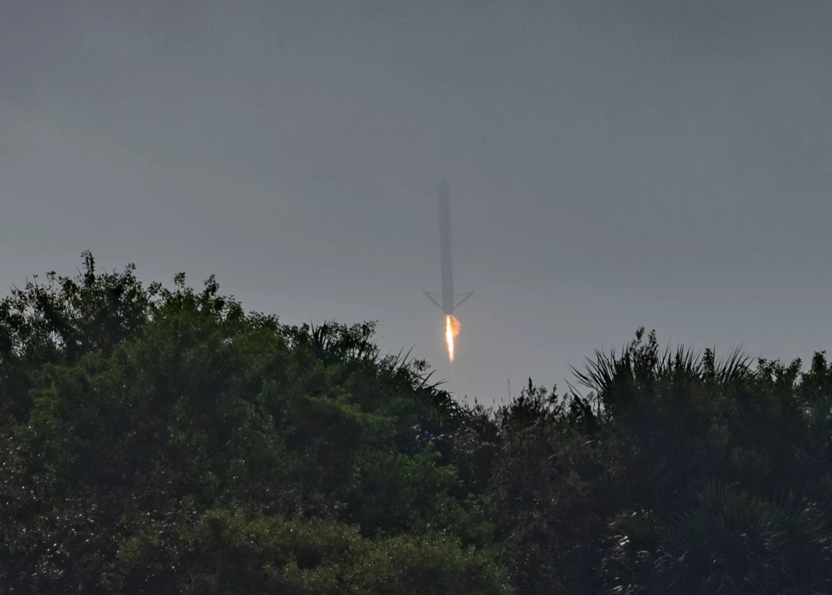 SpaceX показала фото со старта мощной ракеты Falcon Heavy