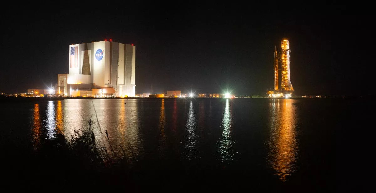 NASA доставила лунную ракету на стартовую площадку космодрома Кеннеди – фото