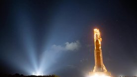 NASA доставила лунную ракету на стартовую площадку космодрома Кеннеди – фото