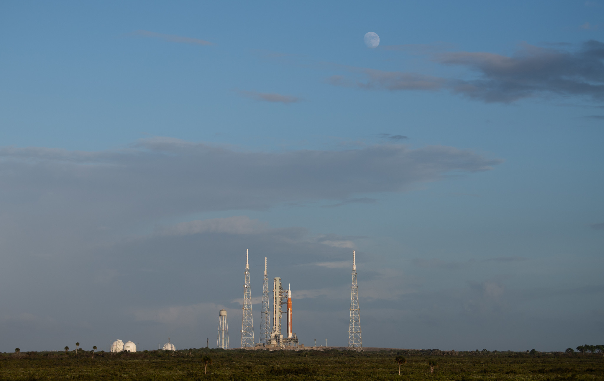 NASA показало готову до старту місячну ракету для місії Artemis 1 – фото