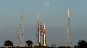 NASA показало готовую к старту лунную ракету для миссии Artemis 1 – фото
