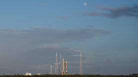 NASA показало готовую к старту лунную ракету для миссии Artemis 1 – фото