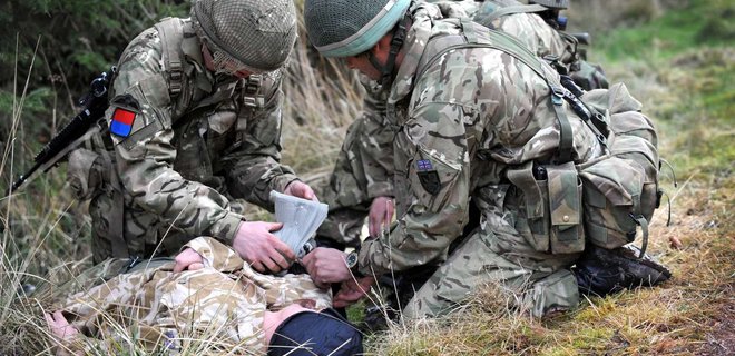 В Англии разрабатывают роботов, которые будут лечить солдат на поле боя - Фото
