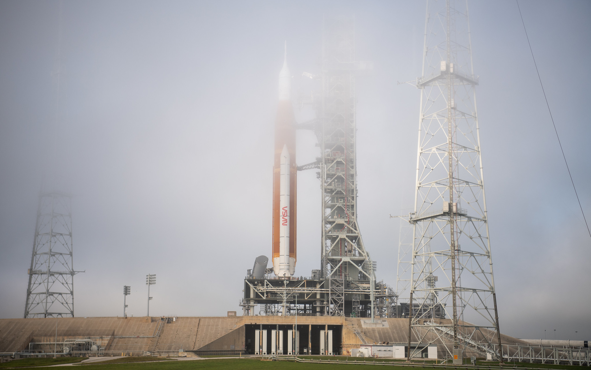 Лунная ракета SLS и корабль Orion готовятся к старту миссии Artemis 1 – фото