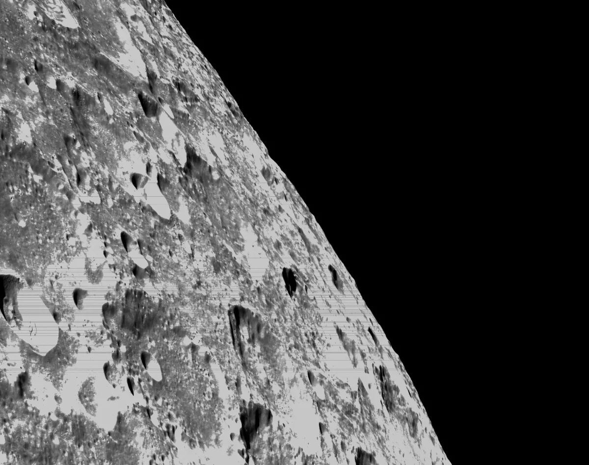 NASA опублікувало детальні фото поверхні Місяця, зроблені кораблем Orion з висоти 130 км