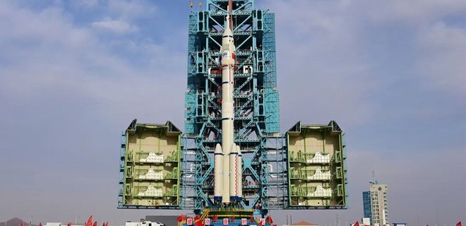 Китай запускає трьох космонавтів на свою космічну станцію 