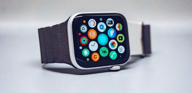 Apple работает над ремешком для Apple Watch, который будет менять цвет и показывать текст - Фото