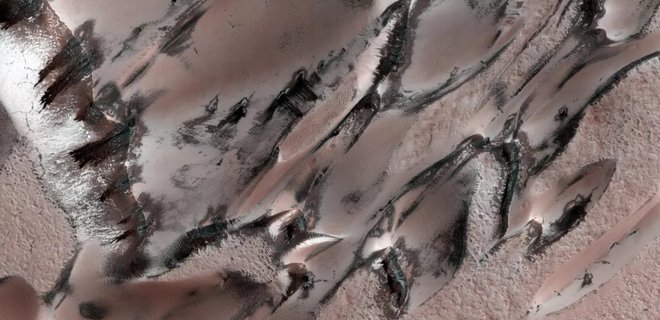 В NASA показали зимние пейзажи Марса. Там есть сухой лед - Фото