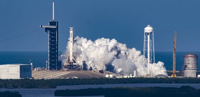 Мощную ракету SpaceX Falcon Heavy протестировали перед запуском на этих выходных – фото - Фото