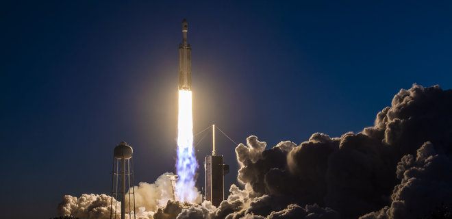 SpaceX запустила мощную ракету Falcon Heavy с военным грузом – фото, видео - Фото