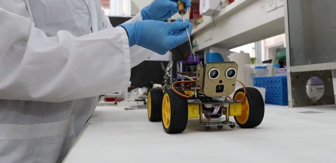 Израильские ученые создали робота, умеющего различать запахи. У него есть органы саранчи - Фото