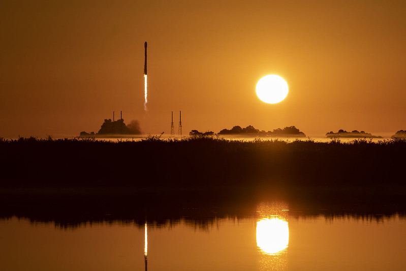SpaceX показала фото зі старту ракети з новим GPS-супутником на світанку