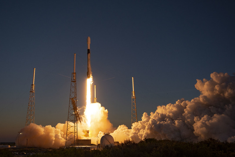 SpaceX показала фото со старта ракеты с новым GPS-спутником на рассвете