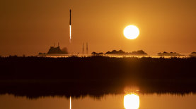 SpaceX показала фото со старта ракеты с новым GPS-спутником на рассвете