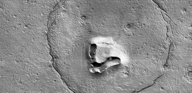 Исследователи NASA нашли на Марсе холм в виде медвежьей морды - Фото