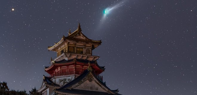 Астрофотографы сняли зеленую комету над Стоунхенджем и замком в Японии – фото - Фото