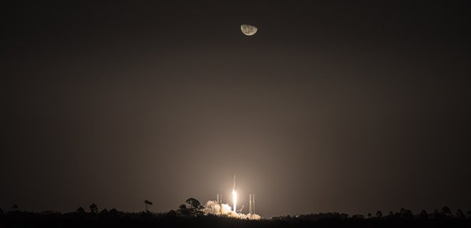 SpaceX запустила еще 55 спутников Starlink и показала ракету на фоне Луны - Фото