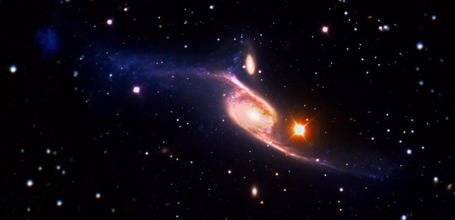 NASA поделилось фото крупнейшей галактики во вселенной - Фото