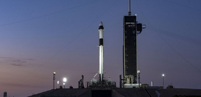 SpaceX показала Dragon на ракете Falcon 9 накануне запуска – фото - Фото