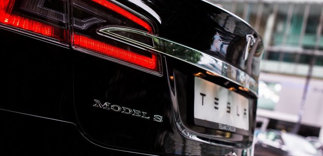 Tesla представила більш прозорий скляний дах для Model S - Фото